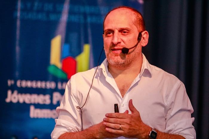 Ken exponiendo en un congreso