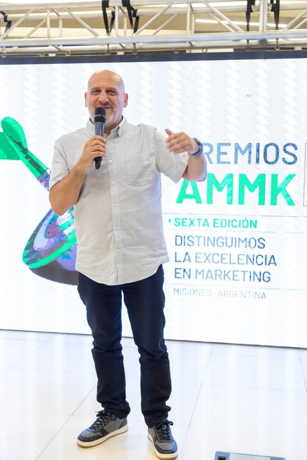 Ken presentando en los Premios AMMK