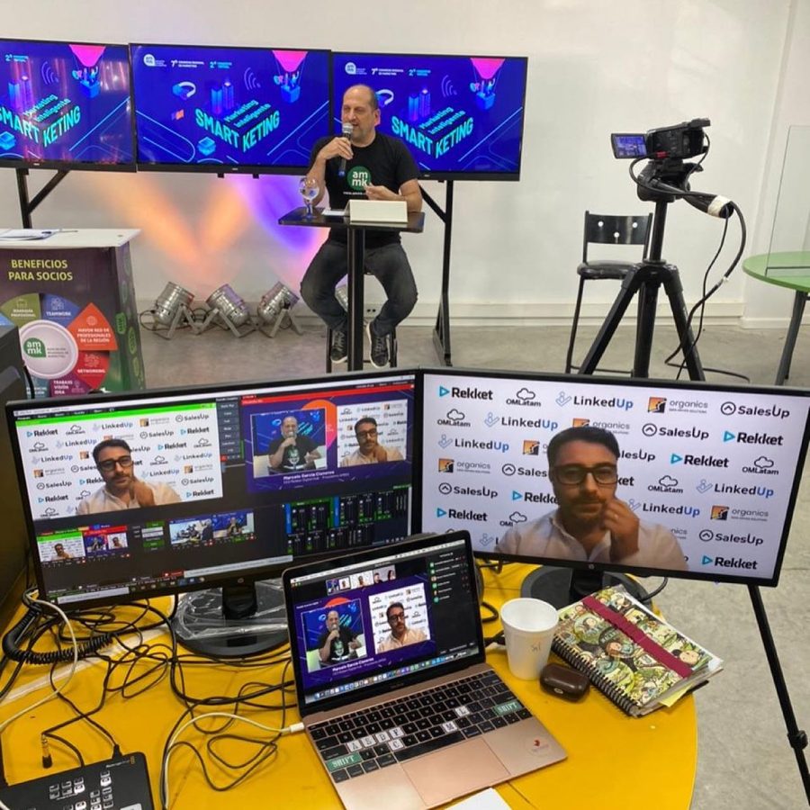 Transmisión en vivo con paneles de invitados